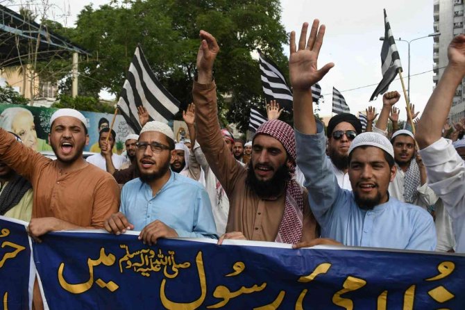 Pakistan’da Hintli Siyasinin Hazreti Muhammed’e Hakaret Etmesi Protesto Edildi