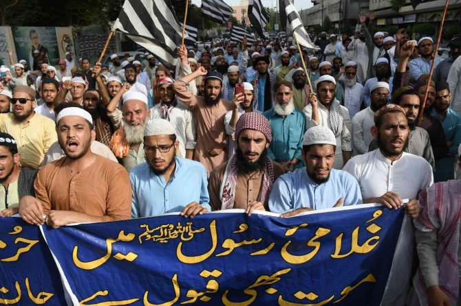 Pakistan’da Hintli Siyasinin Hazreti Muhammed’e Hakaret Etmesi Protesto Edildi