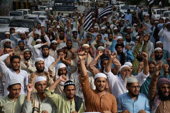 Pakistan’da Hintli Siyasinin Hazreti Muhammed’e Hakaret Etmesi Protesto Edildi