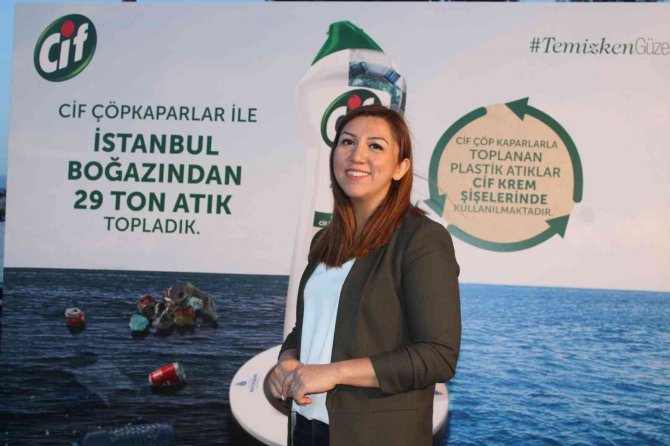 Dünya Çevre Günü’nde Çöpkaparlardan Işık Ve Hologram Gösterisi