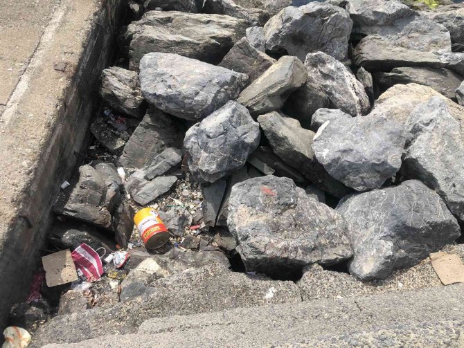 Sahildeki Parkta Oturan Vatandaşlardan Geriye Çöpler Kaldı