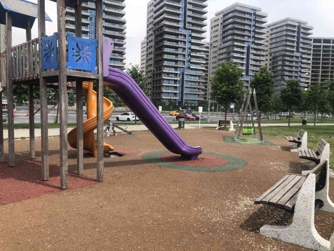 Sahildeki Parkta Oturan Vatandaşlardan Geriye Çöpler Kaldı