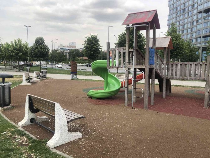 Sahildeki Parkta Oturan Vatandaşlardan Geriye Çöpler Kaldı