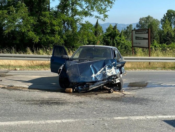 İ̇ki Otomobilin Kafa Kafaya Çarpıştığı Kaza Kamerada