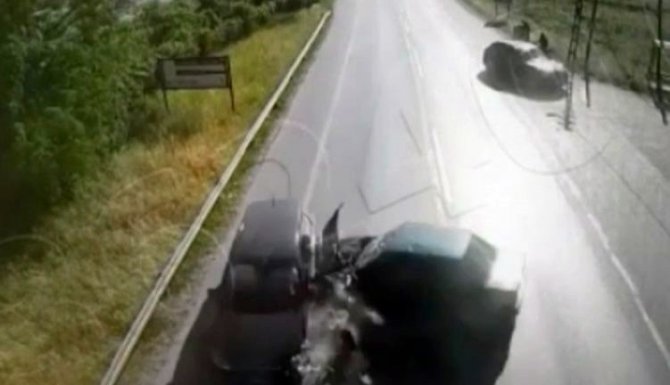 İ̇ki Otomobilin Kafa Kafaya Çarpıştığı Kaza Kamerada