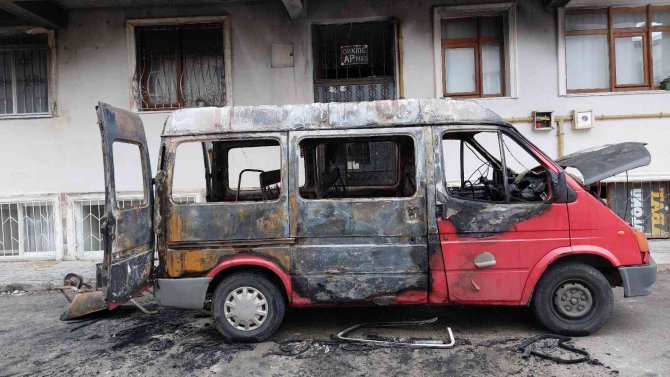 Kundaklanan Minibüs Alev Alev Yandı