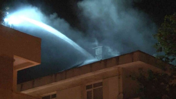 Sancaktepe’de 5 Katlı Binanın Çatı Katı Alevlere Teslim Oldu