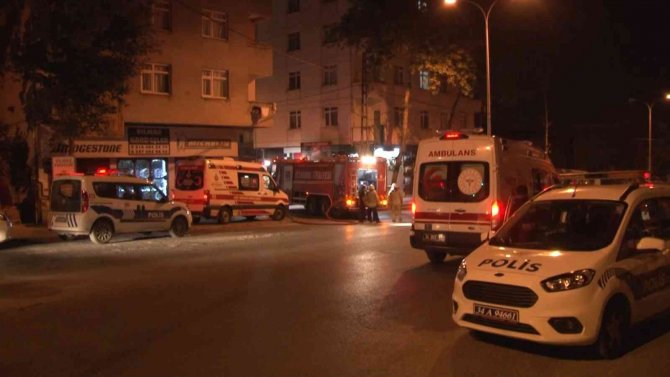 Sancaktepe’de 5 Katlı Binanın Çatı Katı Alevlere Teslim Oldu