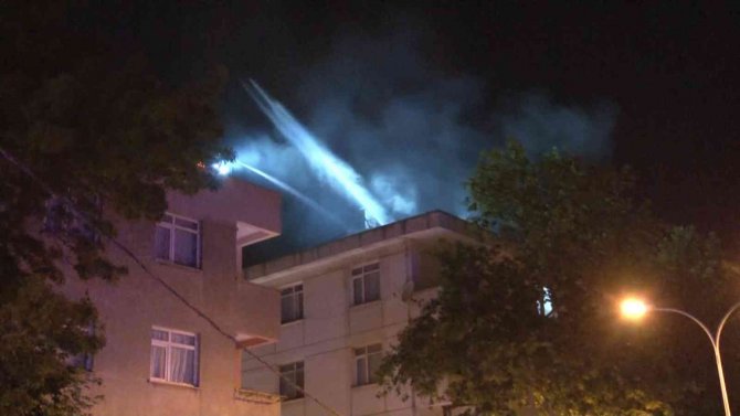 Sancaktepe’de 5 Katlı Binanın Çatı Katı Alevlere Teslim Oldu