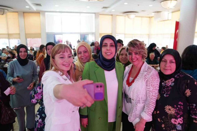 Sanatçı Tülay Örten, Türküleriyle Sincanlı Hanımların Kulaklarının Pasını Sildi