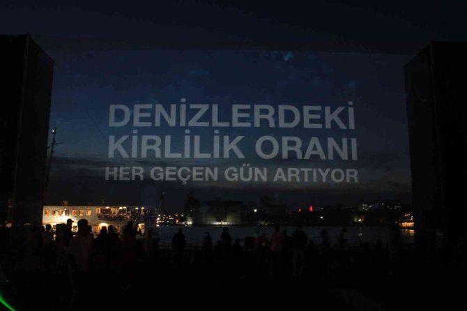 Dünya Çevre Günü’nde Çöpkaparlardan Işık Ve Hologram Gösterisi