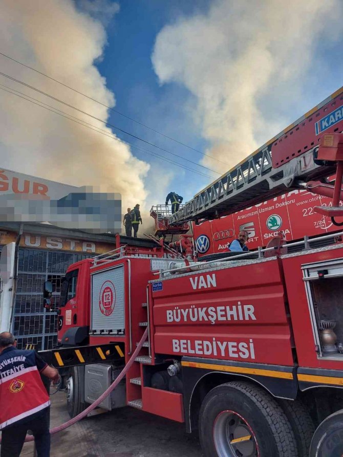 Van Oto Sanayi Sitesinde İş Yeri Yangını
