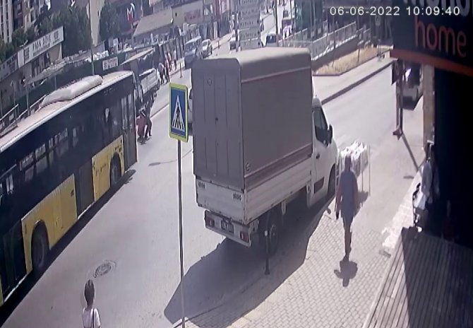 Ümraniye’de Temizlik İşçisine İ̇ett Otobüsü Çarptı, O Anlar Güvenlik Kamerasına Yansıdı