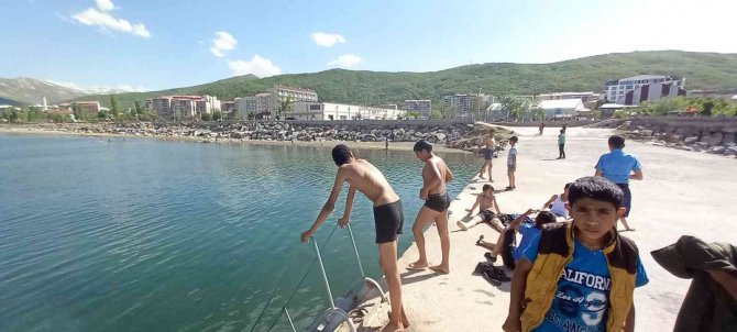 Sıcaktan Bunalan Çocuklar Kendilerini Van Gölü’nün Serin Sularına Bırakıyor