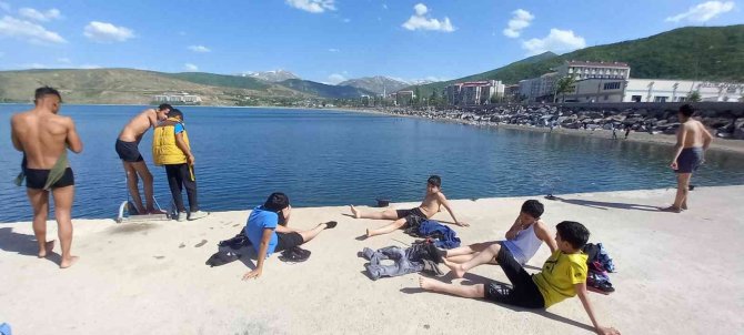 Sıcaktan Bunalan Çocuklar Kendilerini Van Gölü’nün Serin Sularına Bırakıyor