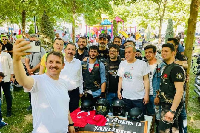 Vali Ayhan, Çevre Haftası Etkinliğinde Yürüyüş Yaptı
