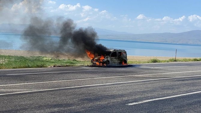 Seyir Halindeki Araç Alev Aldı