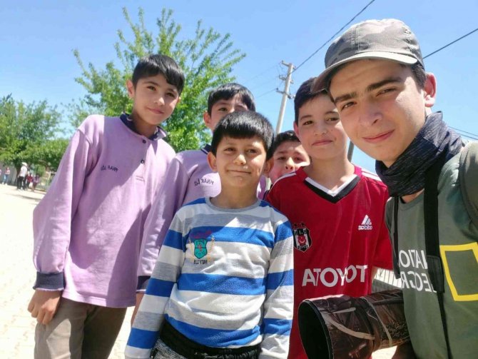 Türkiye’yi Dolaşarak Çocuklara Sapanla Kuş Vurmak Yerine, Gözlemlemeyi Öğretiyor