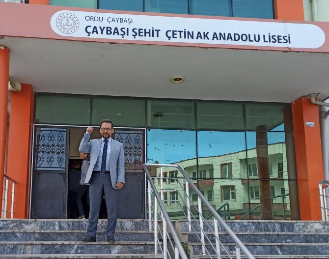 28 Yıl Önce Mezun Olduğu Okulda Yazdığı Kitaplarını İmzaladı