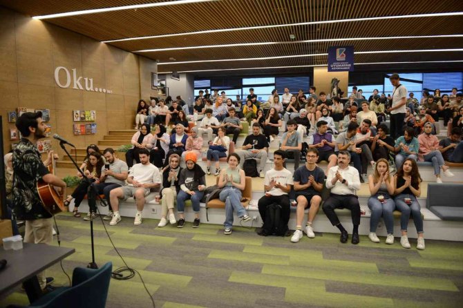 Başkan Yılmaz’dan Gençlere Gitarlı Sınav Morali