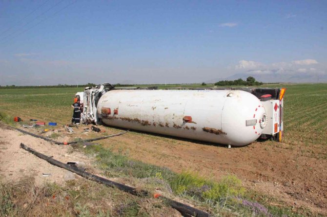 Karaman’da Devrilen Lpg Yüklü Tankerin Sürücüsü Hayatını Kaybetti