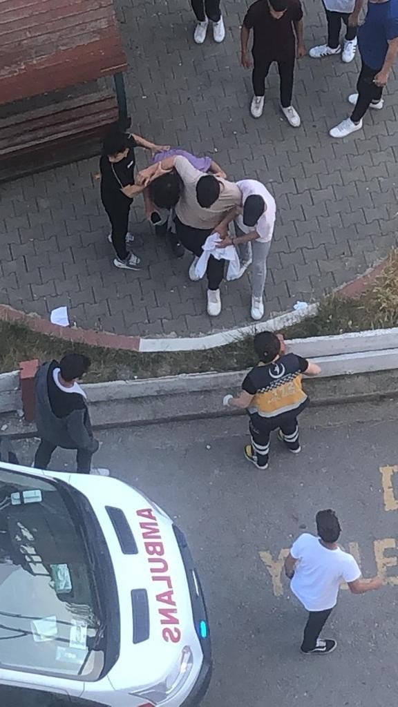Lise Öğrencisi Bacağından Bıçaklandı
