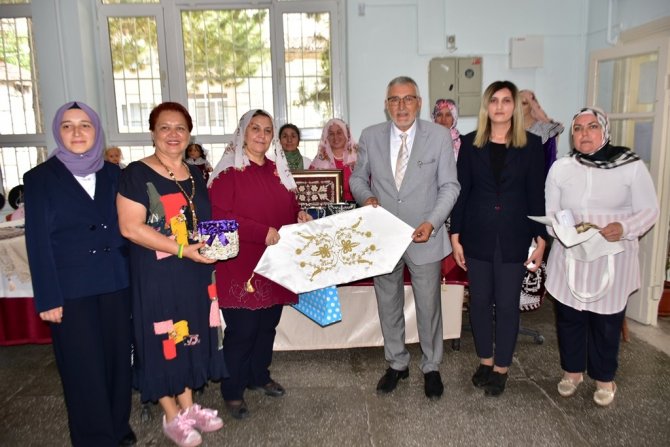 İ̇nönü Halk Eğitim Merkezi El Emeği Ürünler Sergisi Açtı