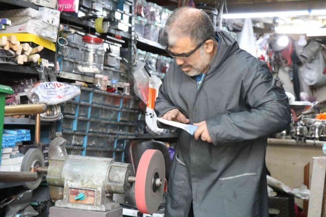 16 Metrekare Dükkanında Mesleğini Yaşatmaya Çalışıyor