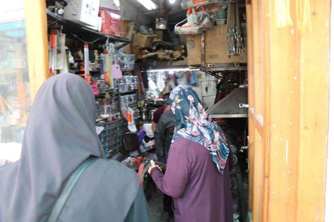 16 Metrekare Dükkanında Mesleğini Yaşatmaya Çalışıyor
