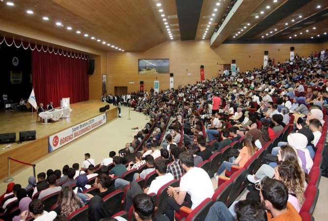 İ̇ş İnsanı Çeçen, Öğrenci Buluşmasında Ai̇çü’lü Öğrencilerle Bir Araya Geldi