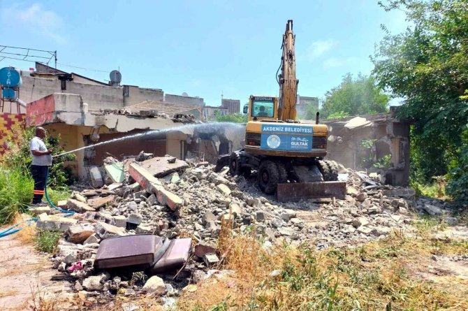 Akdeniz’de Bir Metruk Bina Daha Yıkıldı
