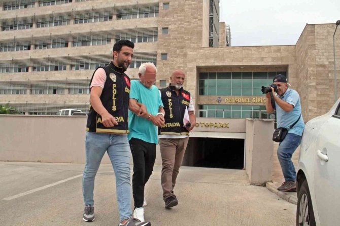 Gürültü Uyarısında Bulunan Yöneticiyi Bıçaklayarak Öldüren Kiracı, Adliyeye Sevk Edildi