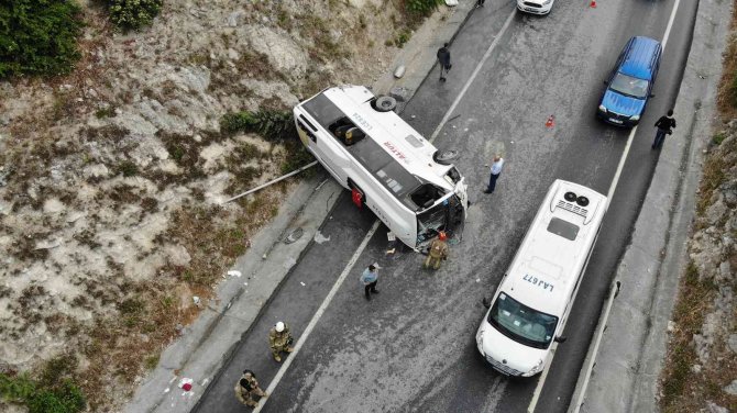 Başakşehir’de Güvenlik Personellerini Taşıyan Servis Aracı Yan Yattı: 6 Yaralı