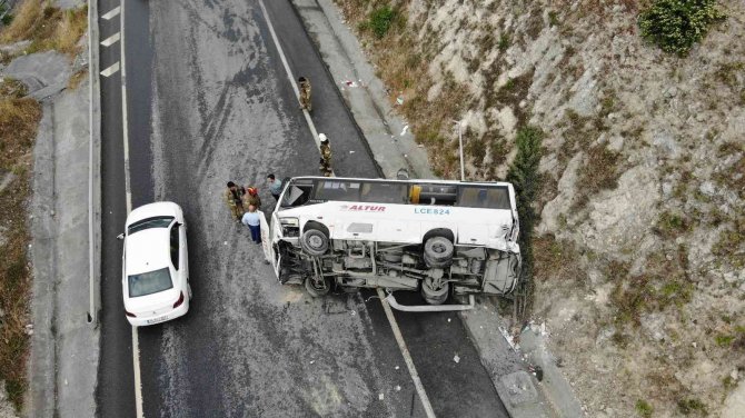 Başakşehir’de Güvenlik Personellerini Taşıyan Servis Aracı Yan Yattı: 6 Yaralı
