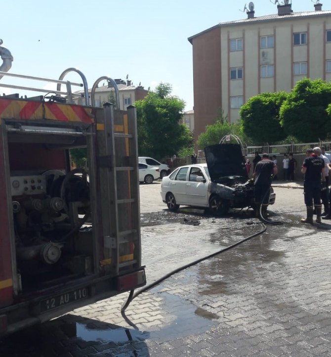 Seyir Halindeki Otomobil Alev Aldı, İtfaiye Söndürdü