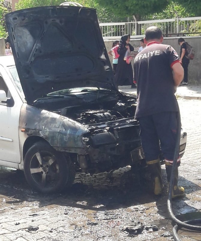 Seyir Halindeki Otomobil Alev Aldı, İtfaiye Söndürdü
