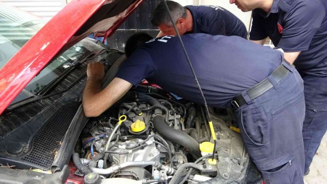 Beyoğlu’nda Otomobilin Motoruna Yavru Kedi Sıkıştı