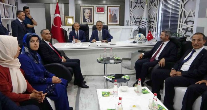 Milli Eğitim Bakanı Özer, Belediyeyi Ziyaret Etti