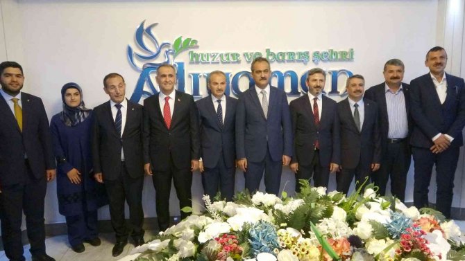 Milli Eğitim Bakanı Özer, Belediyeyi Ziyaret Etti