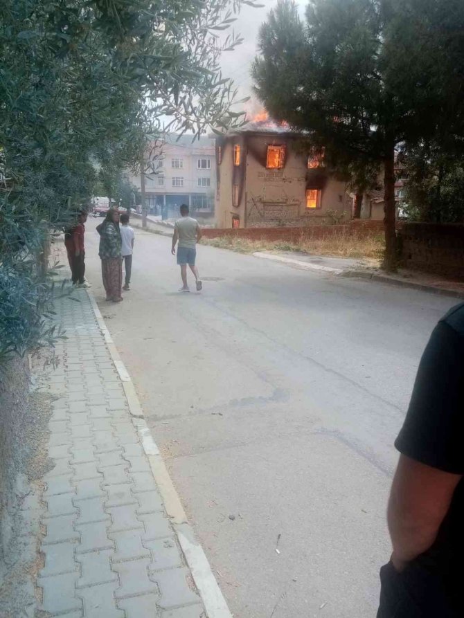Bursa’da Ahşap Ev Alevlere Teslim Oldu