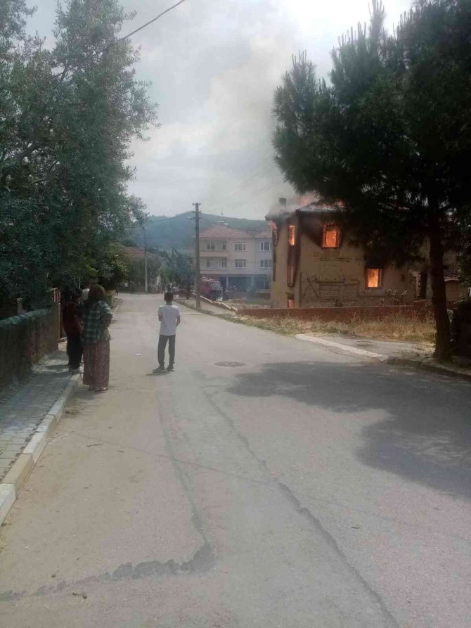 Bursa’da Ahşap Ev Alevlere Teslim Oldu