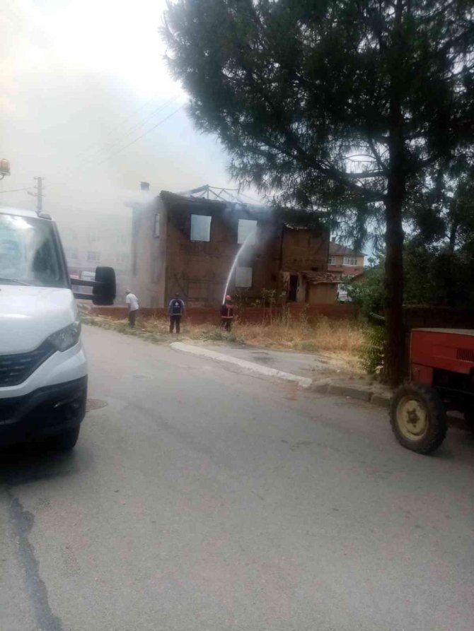 Bursa’da Ahşap Ev Alevlere Teslim Oldu