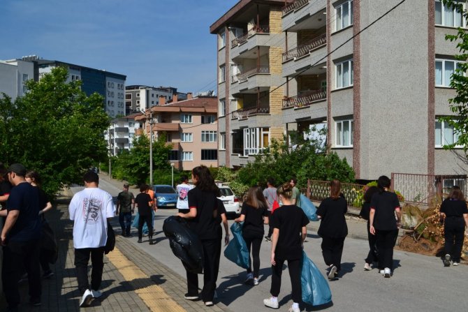 Öğrenciler Muhtarla Buluştu, Sokak Sokak Temizlik Yaptı