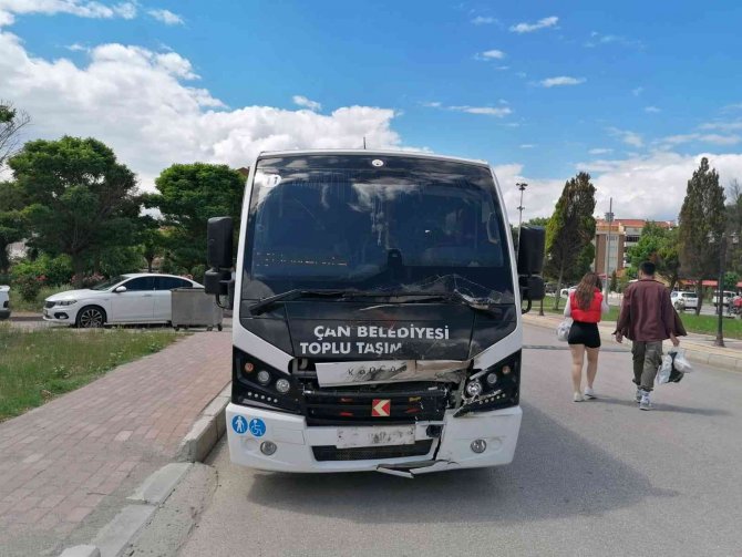 Minibüs İle Kamyonet Çarpıştı: 8 Yaralı