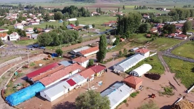 Dere Taştı, Ev Ve Ahırları Sel Suları Bastı