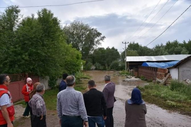 Dere Taştı, Ev Ve Ahırları Sel Suları Bastı