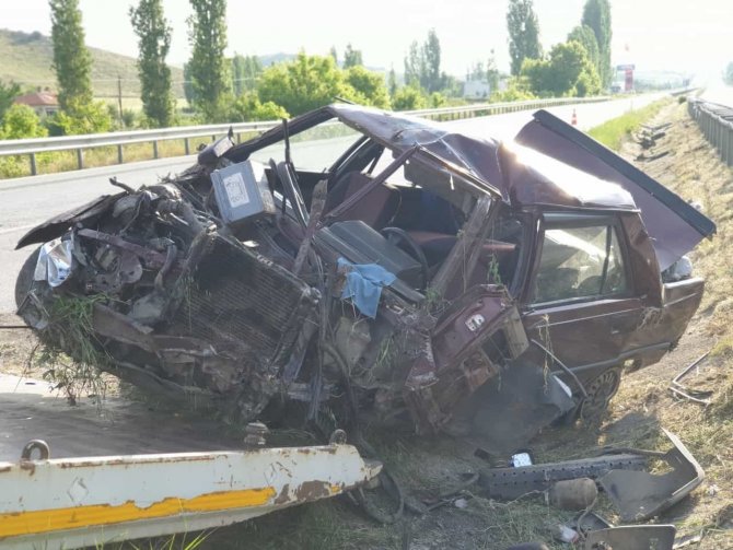 Takla Atan Otomobil Refüje Devrildi: 3 Yaralı