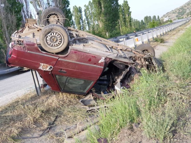 Takla Atan Otomobil Refüje Devrildi: 3 Yaralı