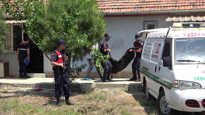 Kendisinden Şikâyetçi Olan Karısını 5 Kurşunla Öldürdü