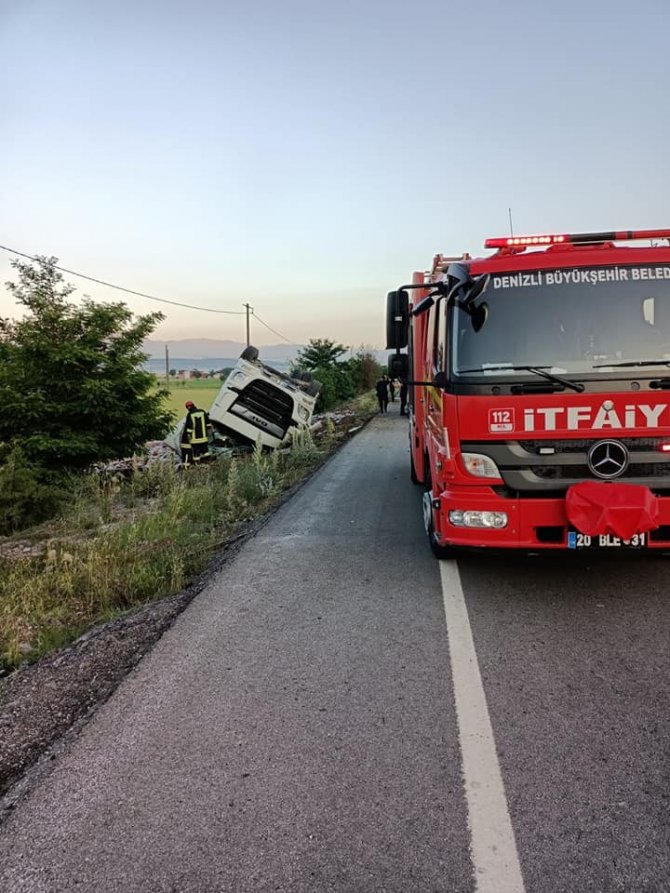 İ̇çecek Yüklü Tır Şarampole Devrildi: 1 Yaralı